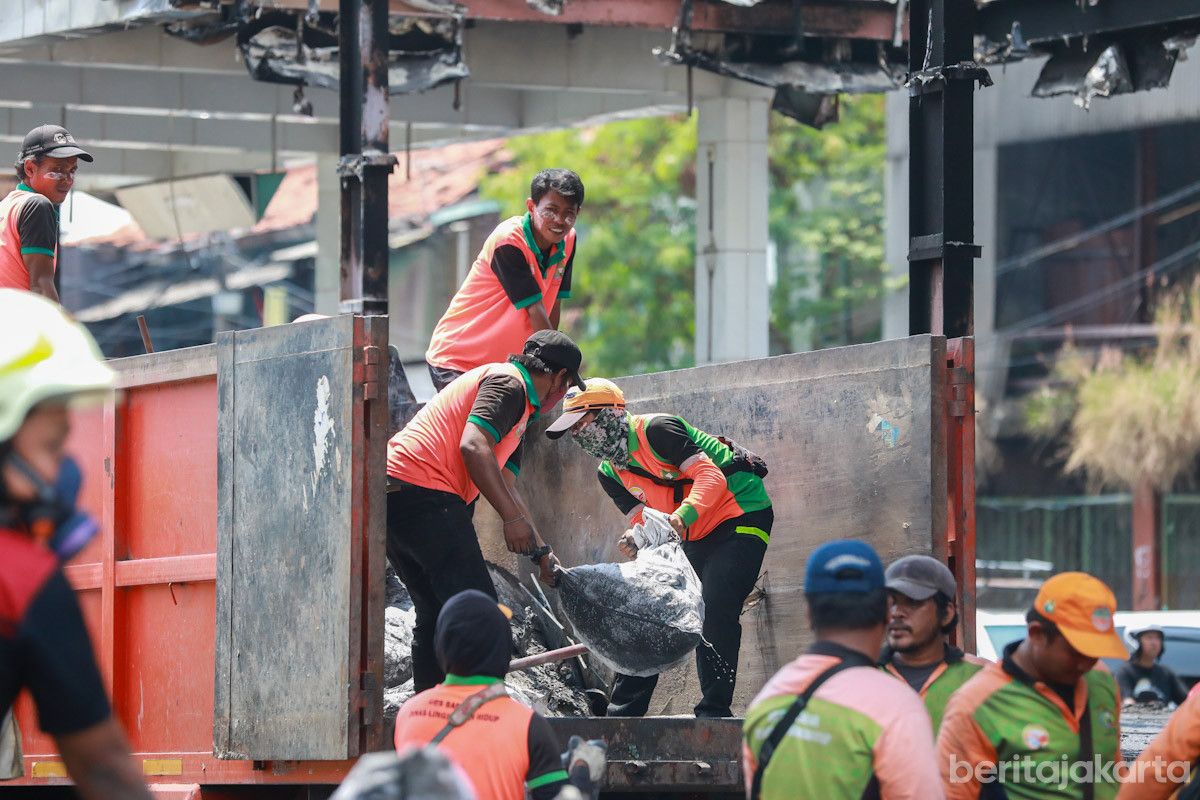 Petugas Bersihkan 120 Meter Kubik Sampah Bekas Unjuk Rasa di Jakarta