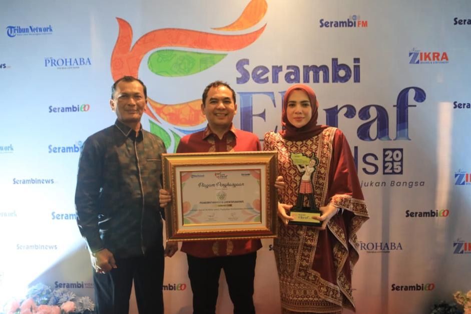 Keren! Wali Kota Lhokseumawe Raih Penghargaan Ekraf 2025 Berkat Sentral Bordir