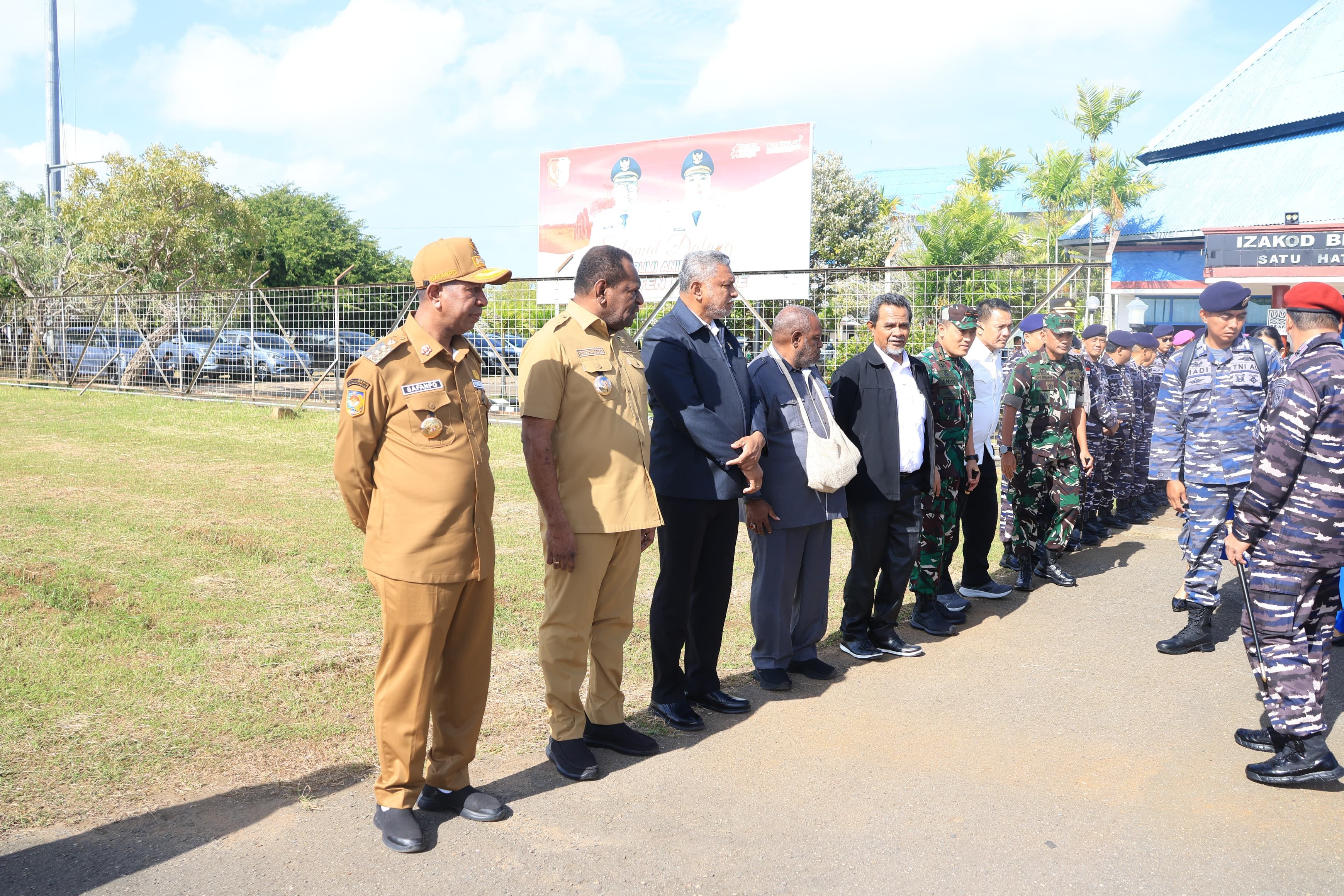 Gubernur dan Bupati Jemput Komandan Dankodaeral di Bandara Mopah