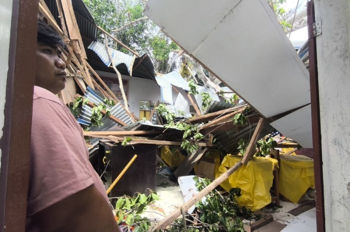 Pohon Tumbang Menimpa Dua Ruang Kelas SMP 1 Tilango: Satu Guru Dilarikan ke RS