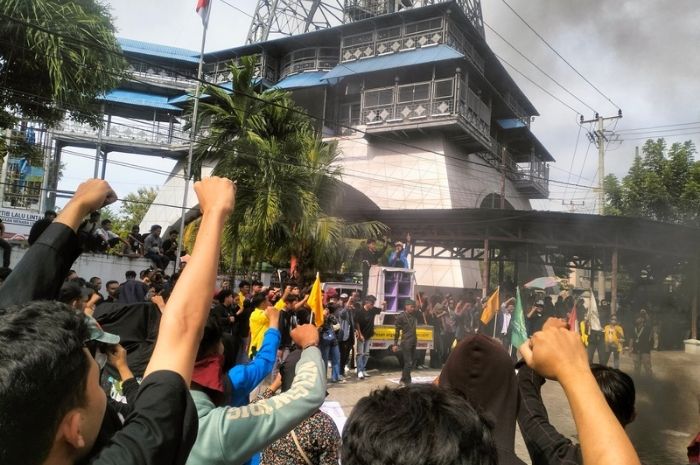 Orator Demo di Kabgor: Jangan Bakar Kantor DPRD, Itu Dibangun Pakai Uang Kita