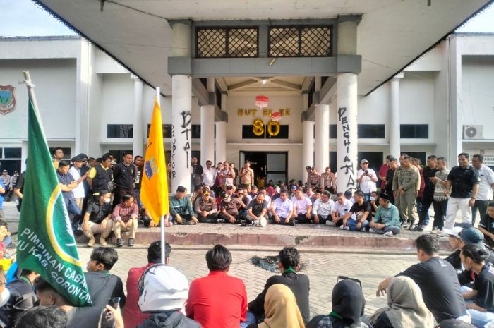 Bupati dan DPRD Kabupaten Gorontalo Kompak Temui Massa Aksi