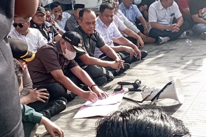 Massa Aksi Tepuk Tangan: Bupati, Kapolres, dan Ketua DPRD Kabupaten Gorontalo Tandatangani Fakta Integritas