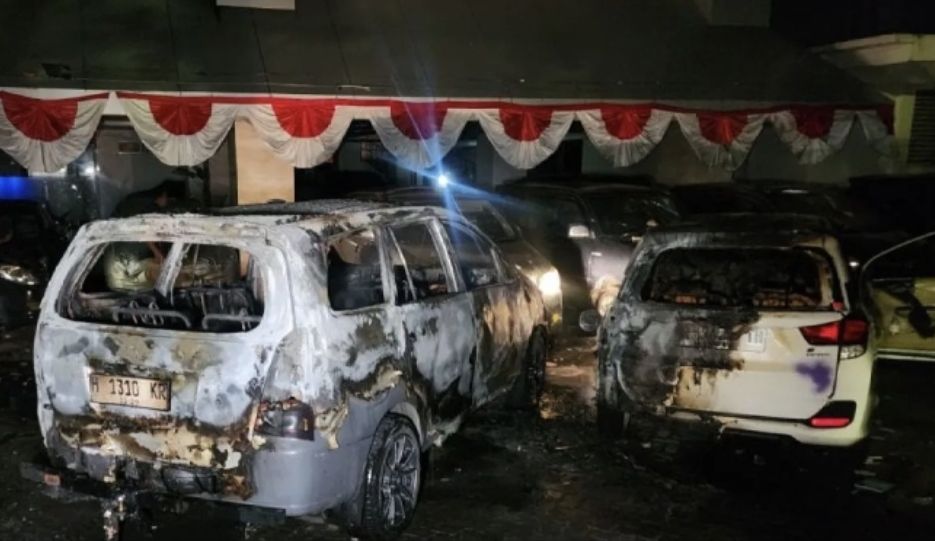 Kerusuhan di Kantor Gubernur Jateng, Sejumlah Mobil Dibakar Massa