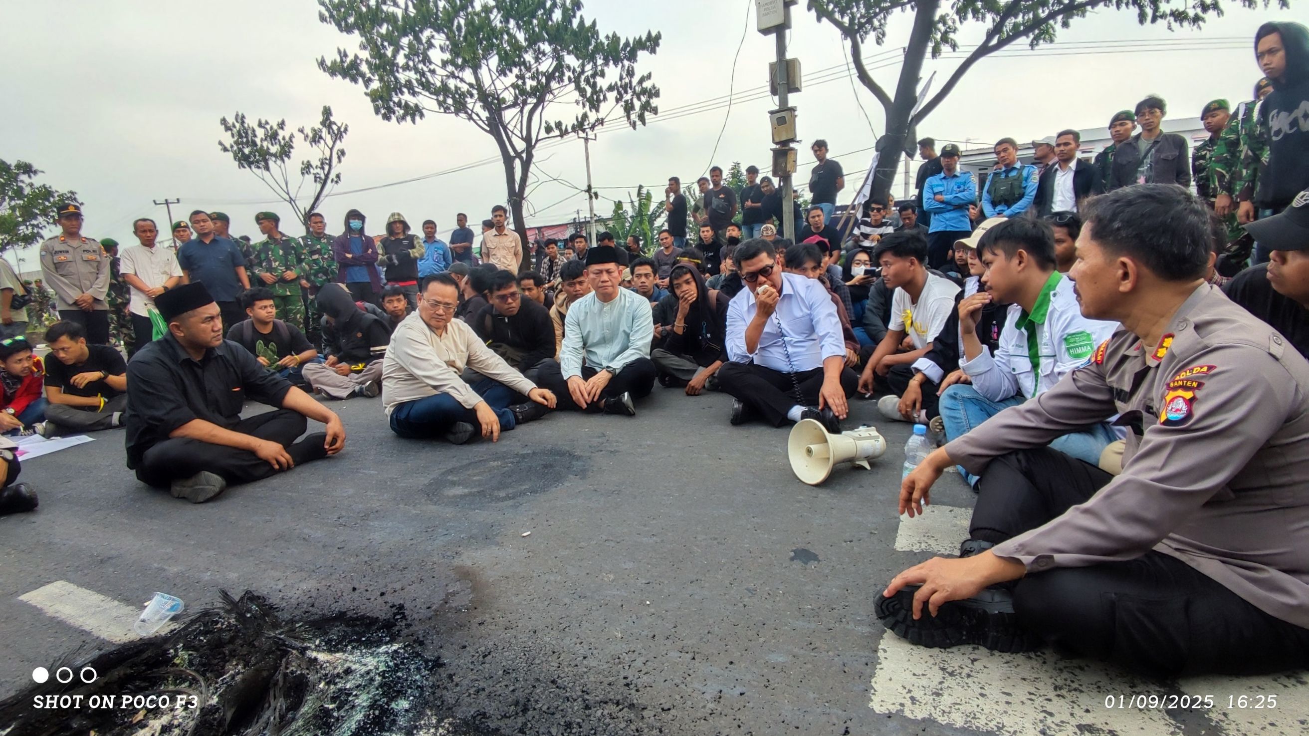 Ketua DPRD Banten Temui Masa Aksi Tampung Aspirasi
