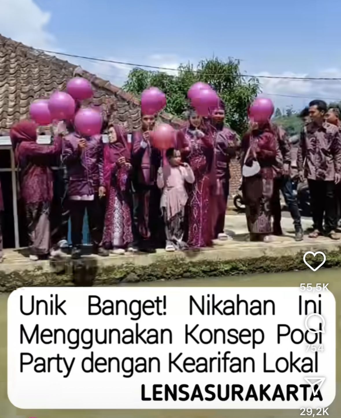 Viral Video Pernikahan Rasa Pool Party di Tengah Empang, MC-nya Menghayati Banget!
