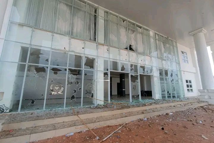 Demo Mahasiswa di DPRD Palopo Ricuh Berujung Gedung Hancur Diobrak-abrik