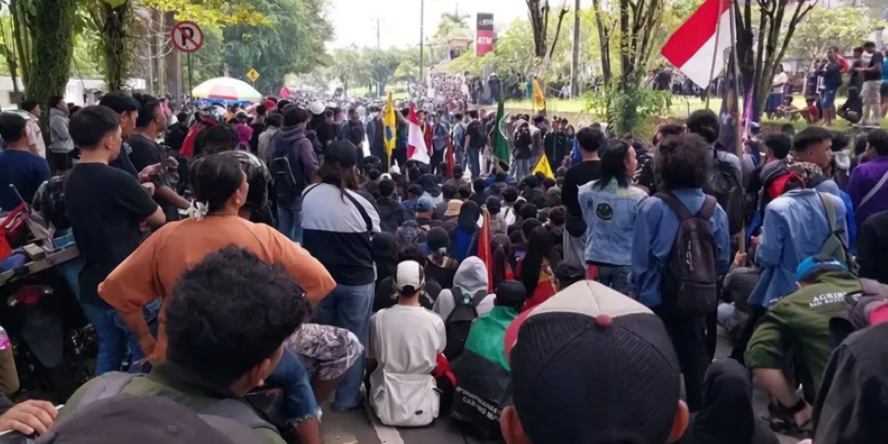 Ratusan masyarakat turun di jalan Kota Manado dalam aksi Sulut Mengugat