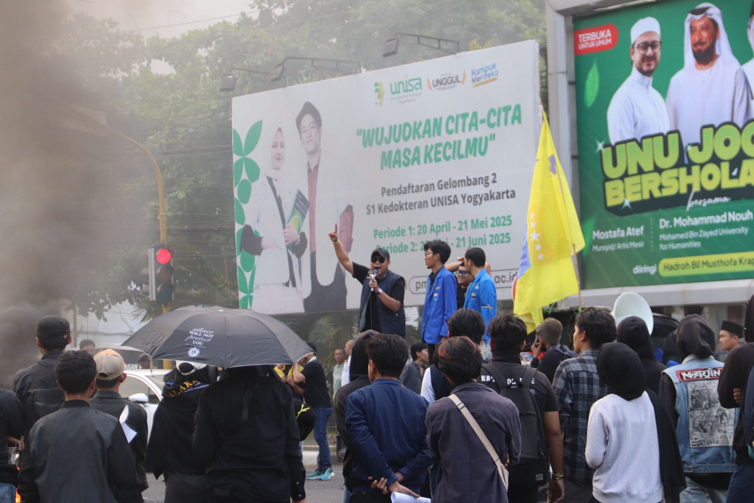 Gelar Aksi di Pertigaan UIN Jogja, PMII DIY Suarakan 11 Tuntutan : Mahasiswa Buka Musuh Negara