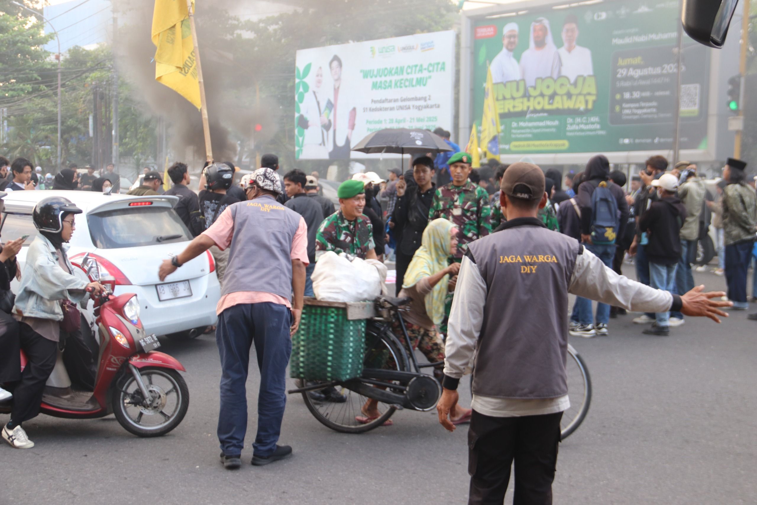 Gelar Aksi di Pertigaan UIN Jogja, PMII DIY Suarakan 11 Tuntutan : Mahasiswa Buka Musuh Negara