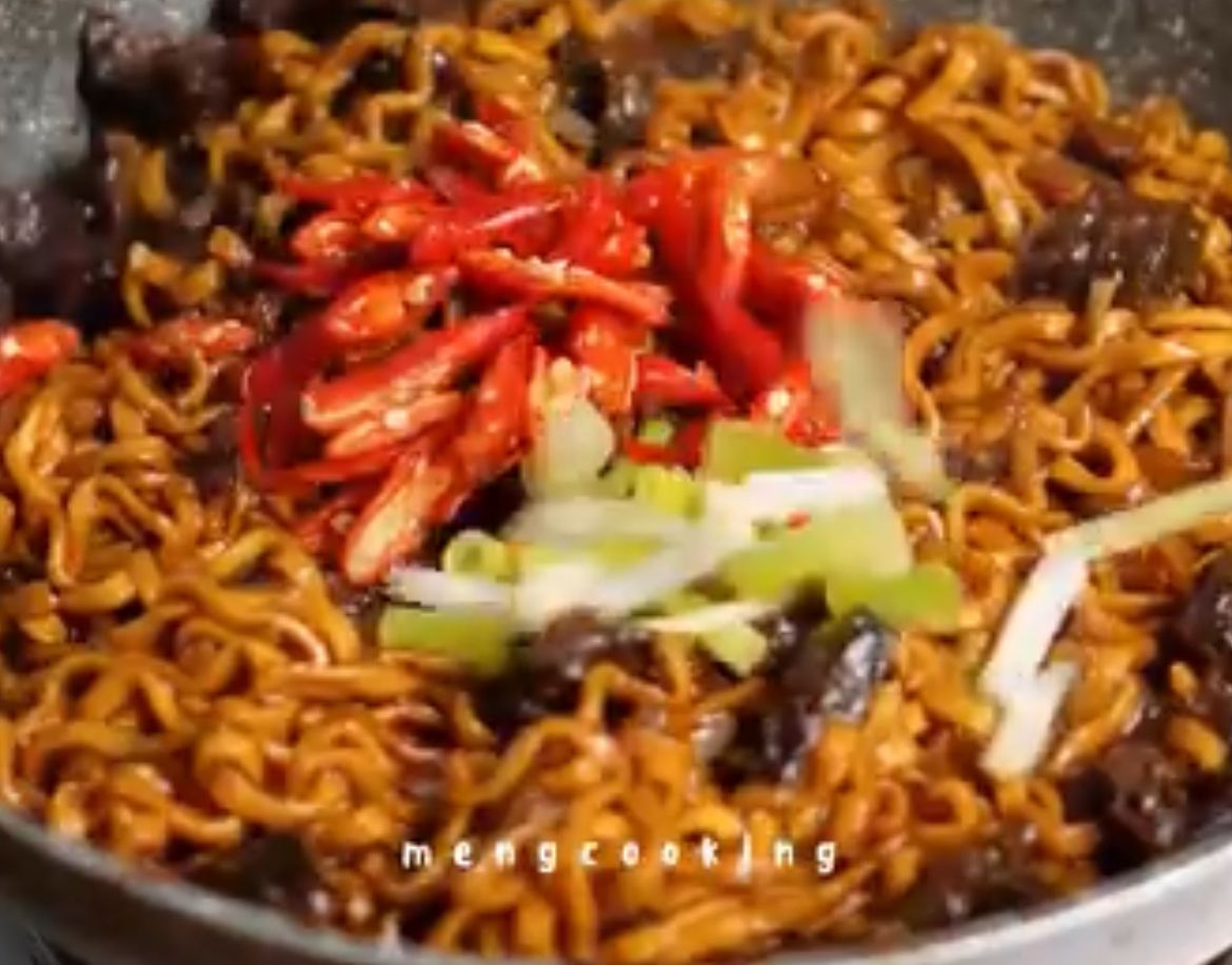 Cobain Kreasi Resep Mie Goreng Semur, Perpaduan Lezat Dua Sajian Nusantara