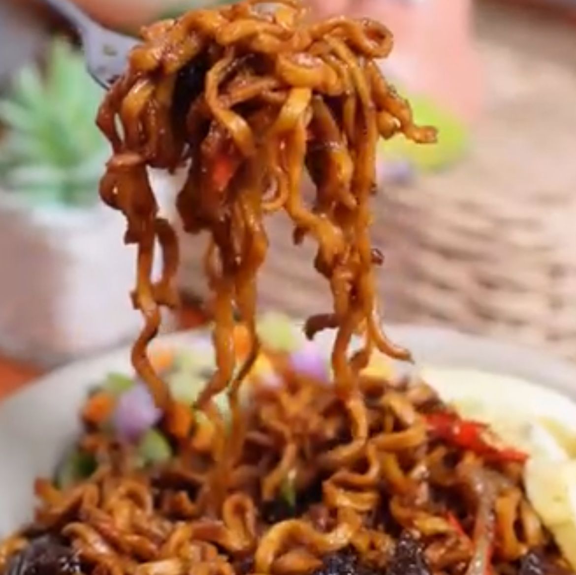 Cobain Kreasi Resep Mie Goreng Semur, Perpaduan Lezat Dua Sajian Nusantara