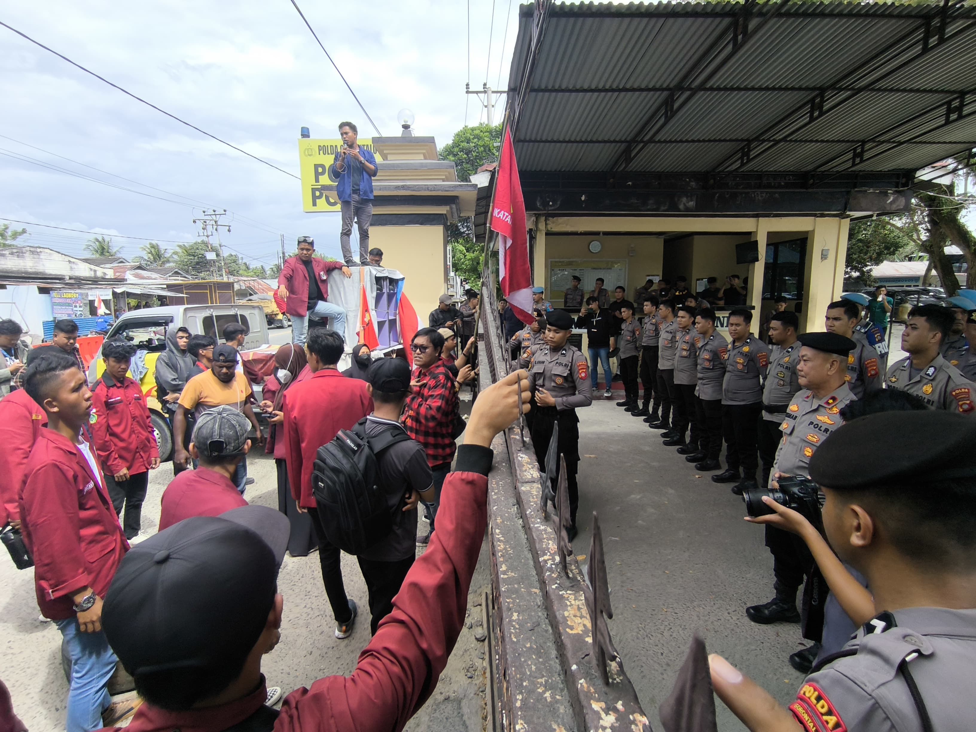 Puluhan Kader IMM Geruduk Polda Gorontalo Usai Ketuanya Ditangkap Saat Demo