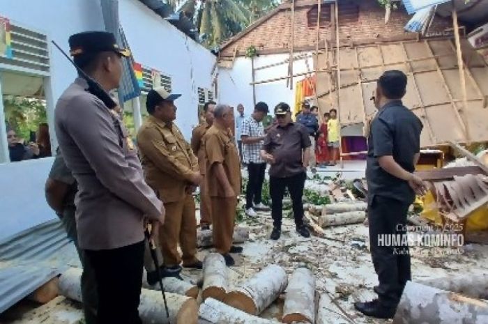 Pemkab Gorontalo Tinjau Ruang Kelas SMPN 1 Tilango yang Ambruk Diterpa Pohon Tumbang