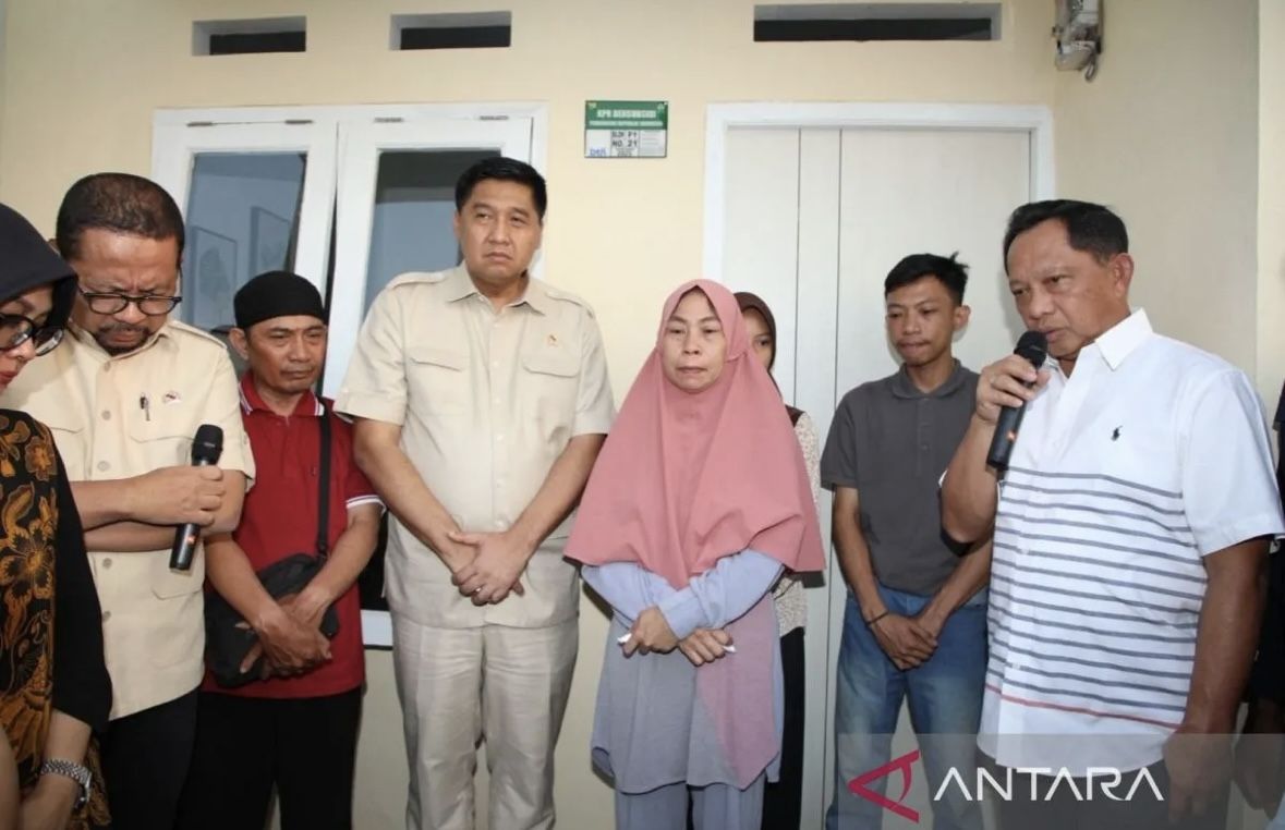 Momen Haru Warnai Penyerahan Rumah Baru untuk Bapak Ibu Affan Kurniawan dari Pemerintah