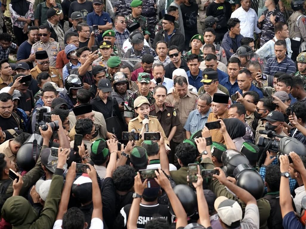 Potret Sherly Tjoanda Gubernur Maluku Utara Ngademin Suasana Aksi Demo di Depan Kantor DPRD