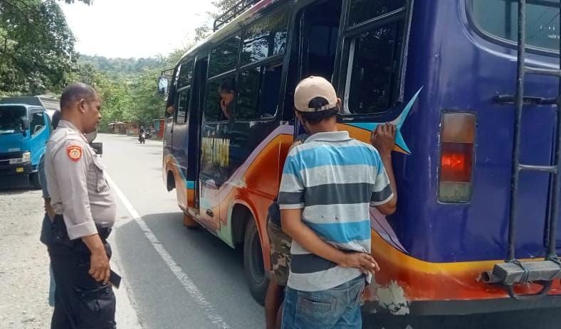 250 Liter Sopi Disita dari Bus di Pelabuhan Hunimua Maluku Tengah, Modus Titip Barang