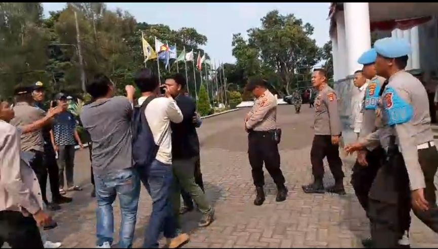 Pendemo Di Pandeglang Lecehkan Profesi Wartawan Saat Aksi