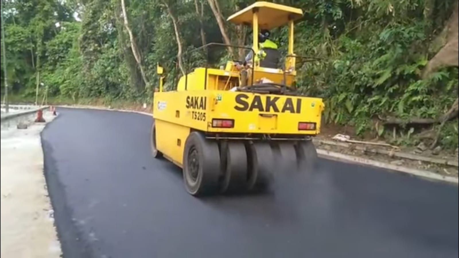 Jalur Gumitir Dibuka Besok, Pengendara Melintas Hati-Hati Karena Masih Ada Sisa Perbaikan