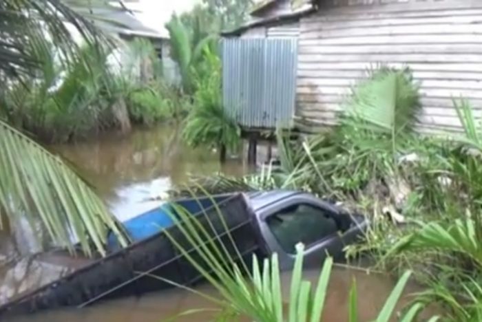 Mobil Pick Up Terjun ke Sungai di Tanjab Barat, Sopir Alami Kejang dan Dievakuasi Warga