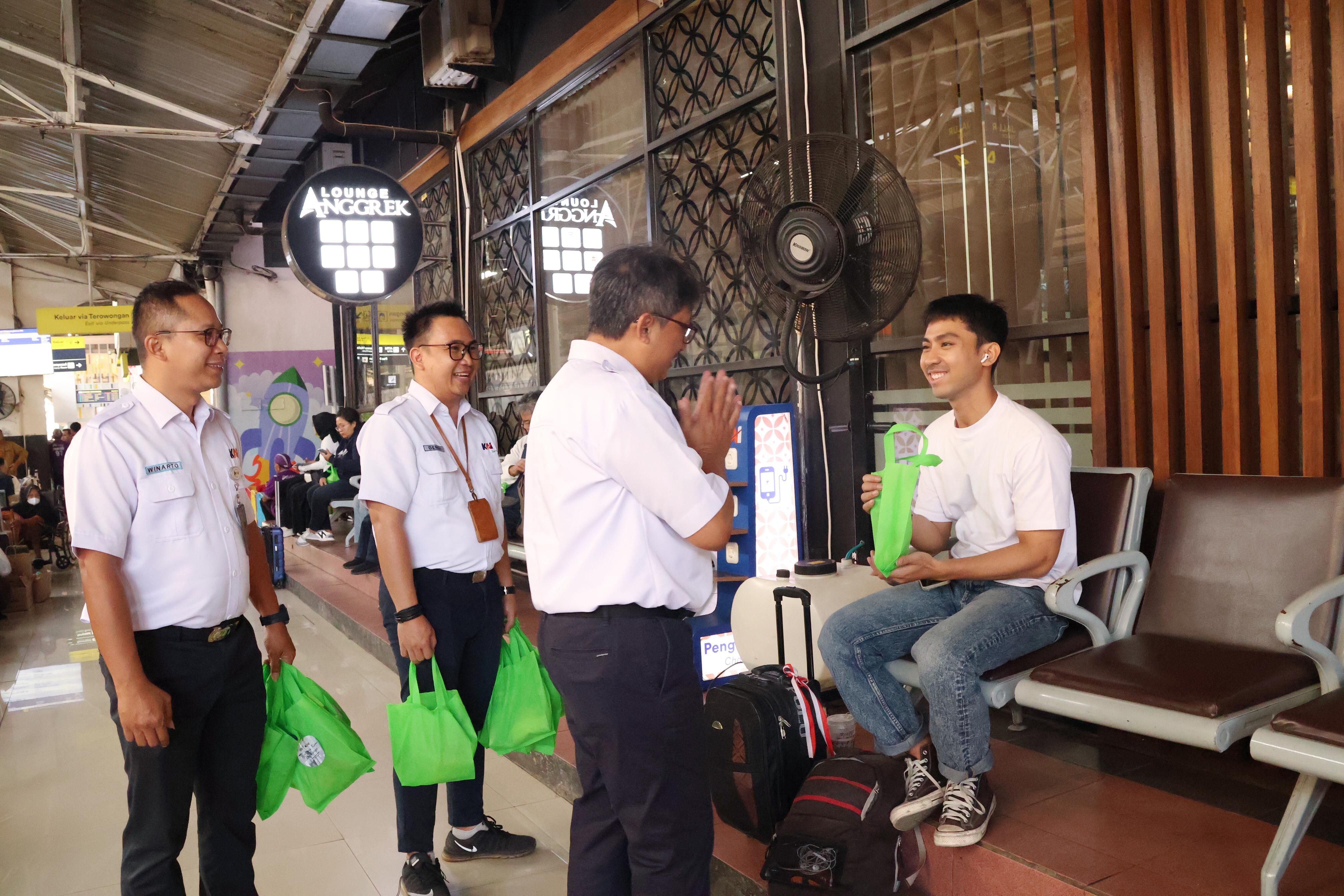 Hari Pelanggan Nasional, Daop 6 Yogyakarta Bagikan 500 Bingkisan Kepada Pelanggan Setia