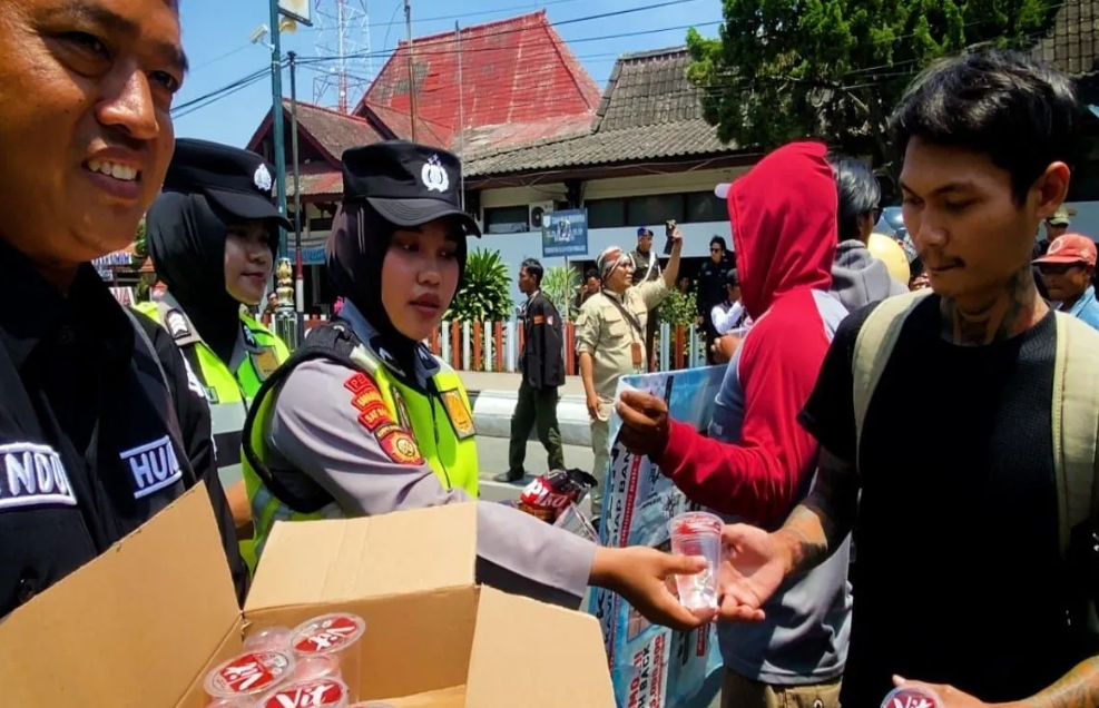 Polres Pemalang Amankan Aksi Damai dengan Sentuhan Humanis