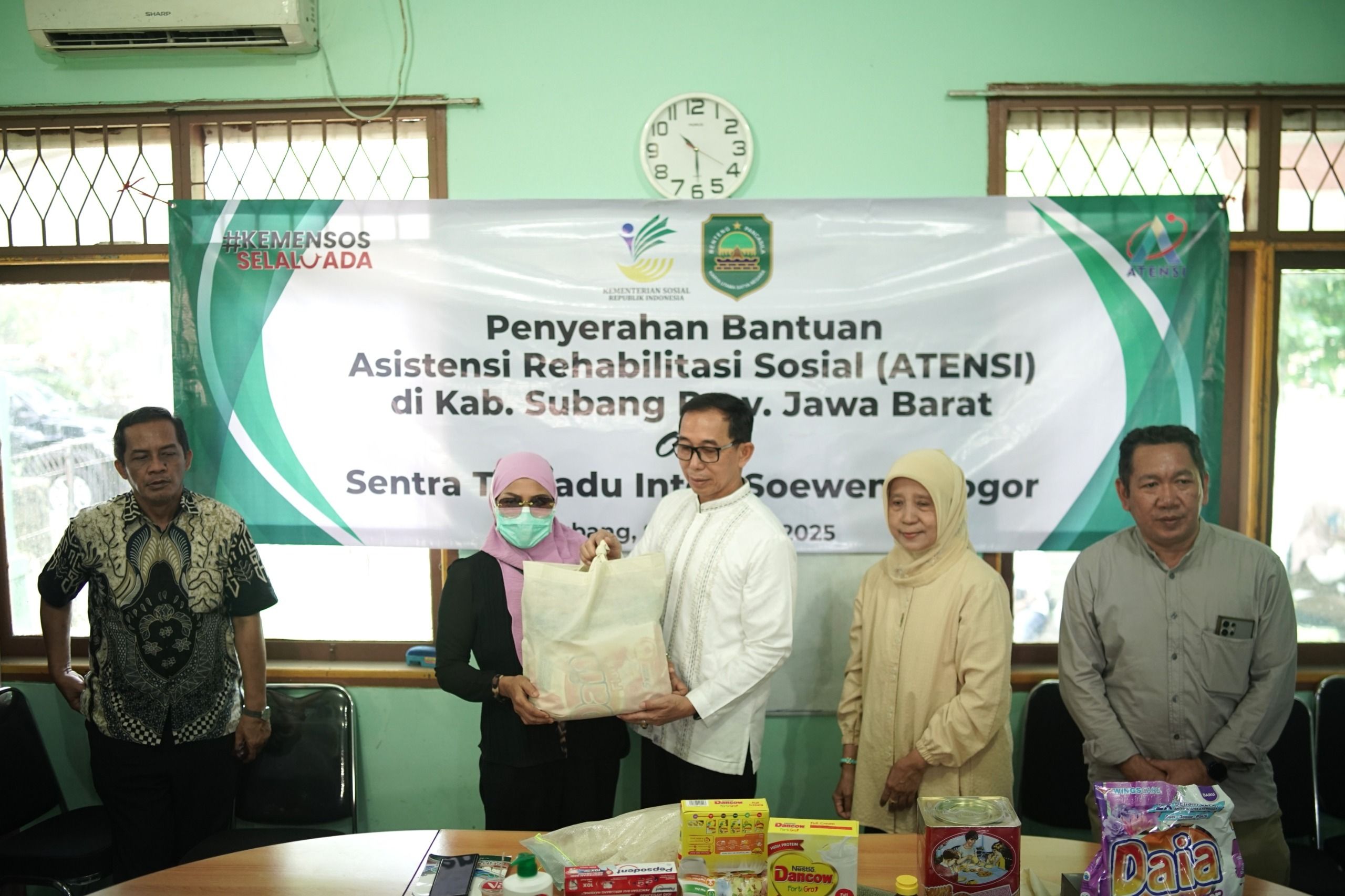 Sekda Subang Salurkan Bantuan ATENSI untuk Masyarakat