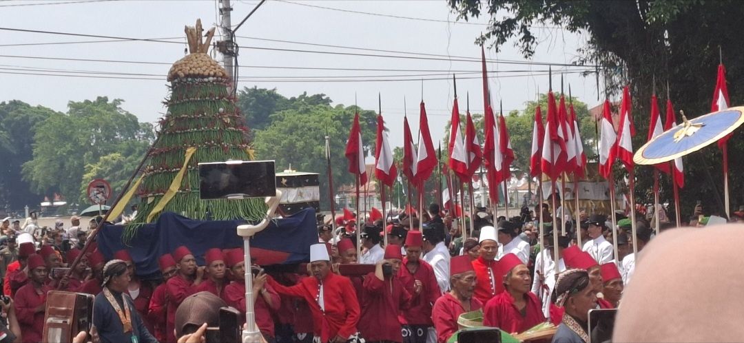Ribuan Warga Takjub Saksikan Gunungan Brama yang Langka Pada Peringatan Maulid Nabi di Garebeg Mulud Tahun Dal 1959 Oleh Keraton Yogya
