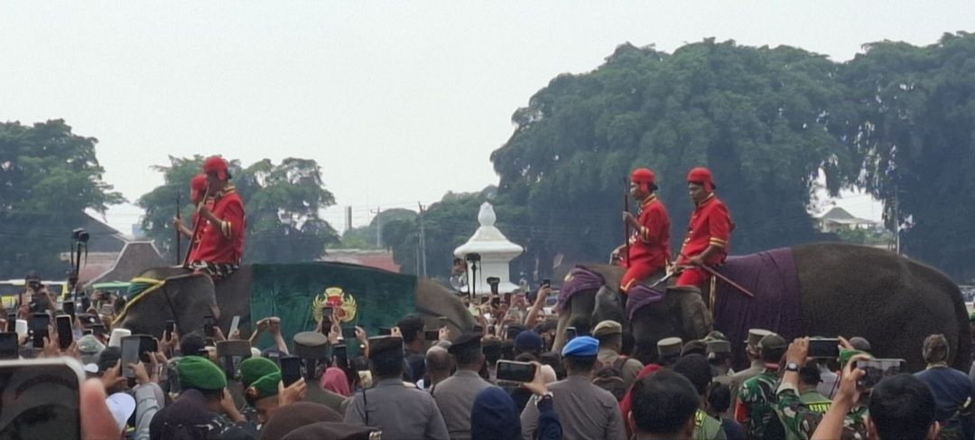 Ribuan Warga Takjub Saksikan Gunungan Brama yang Langka Pada Peringatan Maulid Nabi di Garebeg Mulud Tahun Dal 1959 Oleh Keraton Yogya