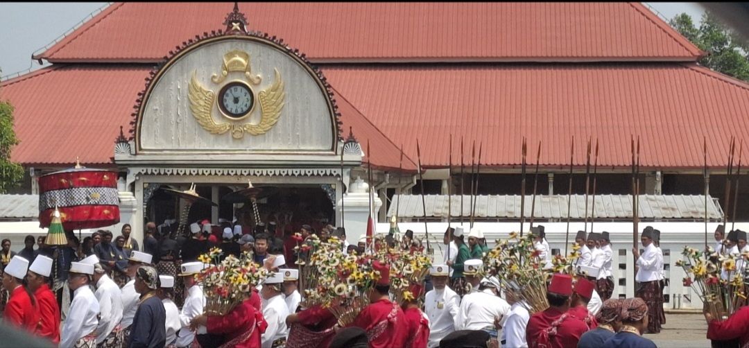 Ribuan Warga Takjub Saksikan Gunungan Brama yang Langka Pada Peringatan Maulid Nabi di Garebeg Mulud Tahun Dal 1959 Oleh Keraton Yogya