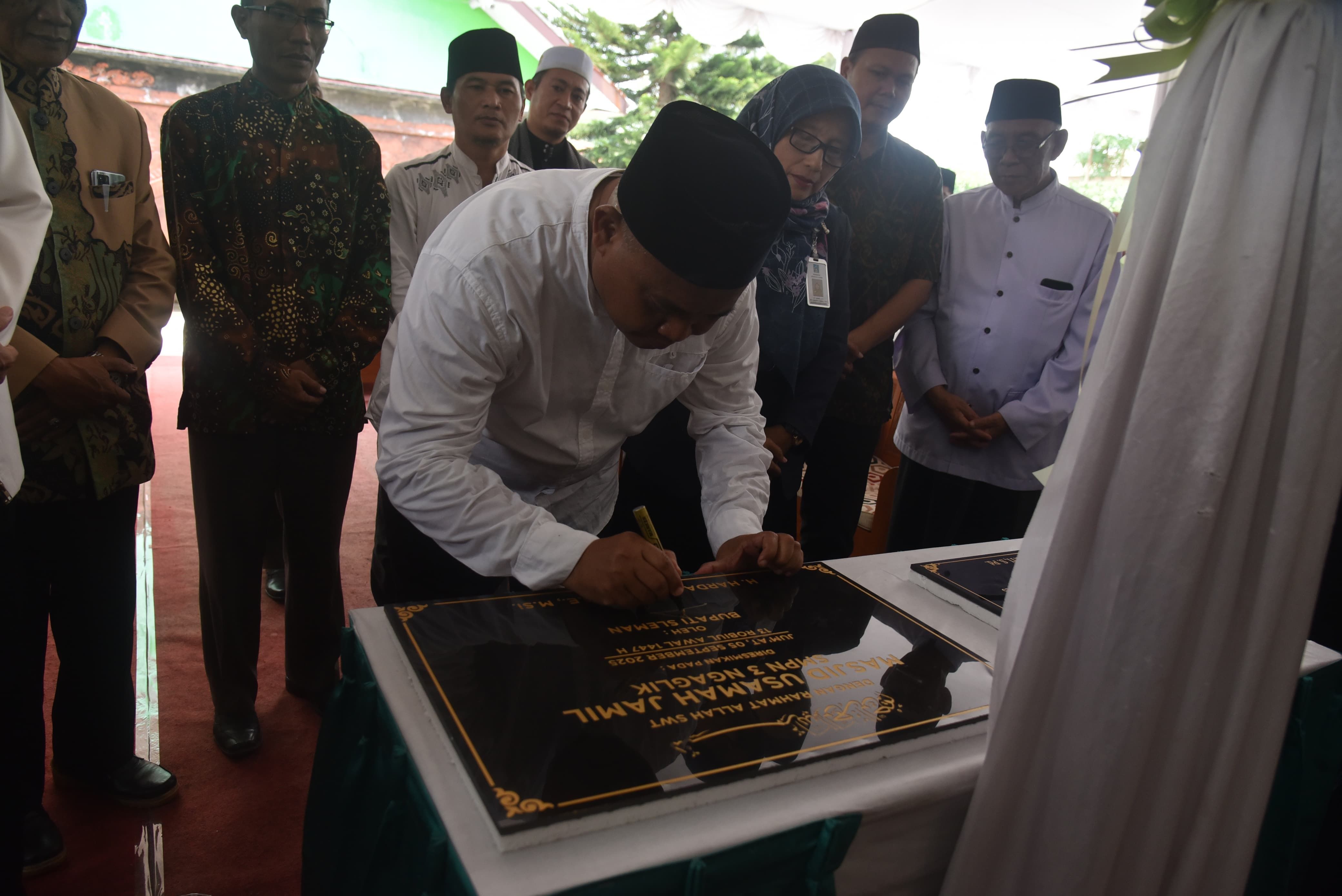 Resmikan Masjid SMPN 3 Ngaglik, Bupati Harda Harap Bisa Jadi Sarana Pendidikan Karakter Siswa