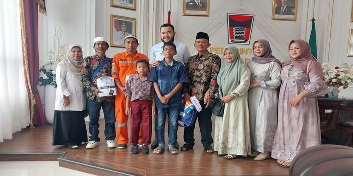 Walikota Padang Lepas Pasukan Orange DLH Serta Anggota TRC PUPR Yang Mendapat Paket Umrah Gratis: Baca Selengkpanya Di Bawah Ini