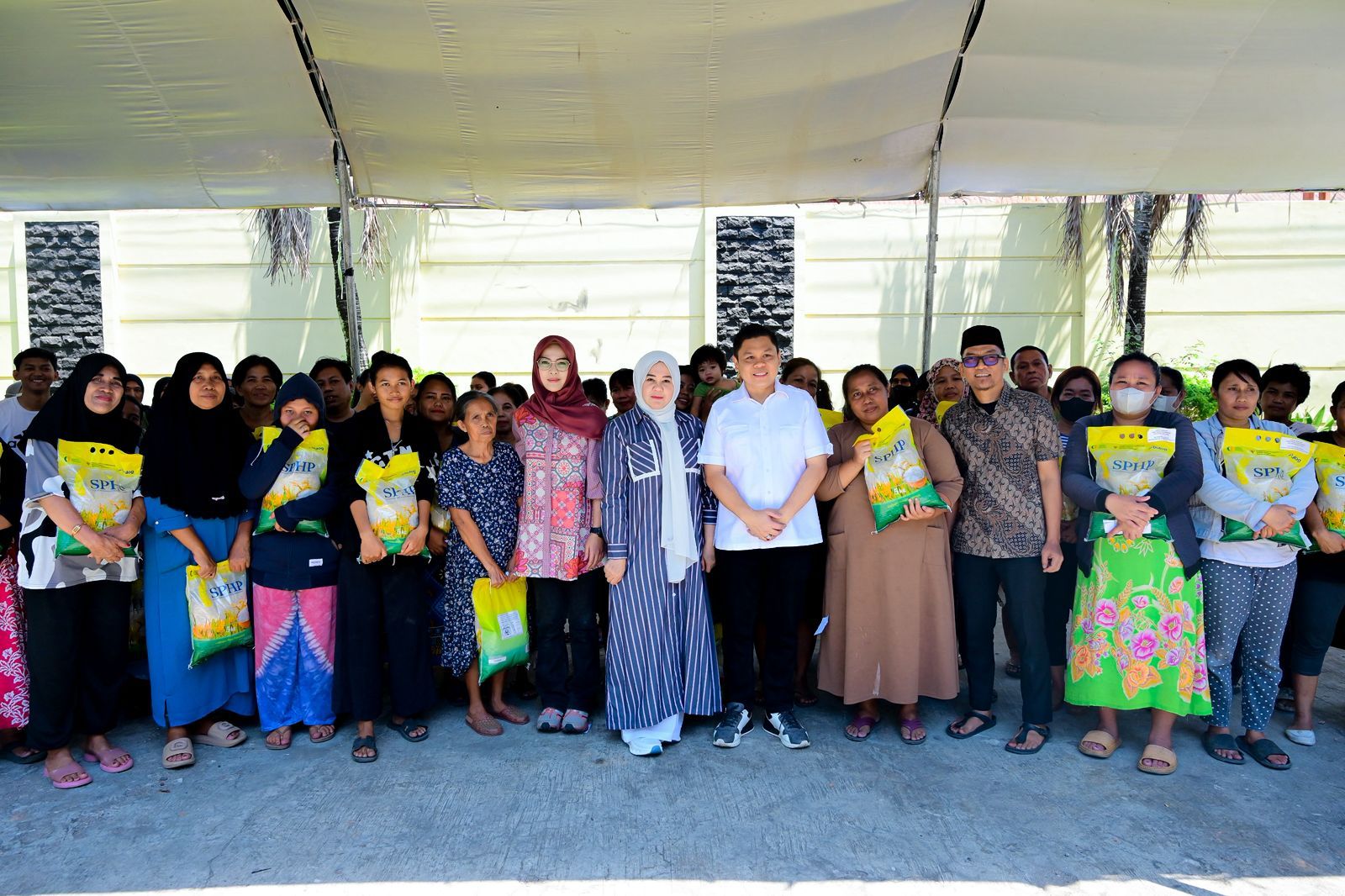 Wagub Fatmawati Bagikan Beras untuk Warga Terdampak Pembakaran Gedung DPRD Sulsel