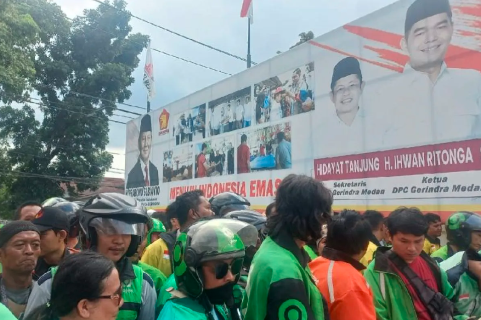 DPC Gerindra Medan Bagikan 1.200 Karung Beras, Ojol Ucapkan Terima Kasih