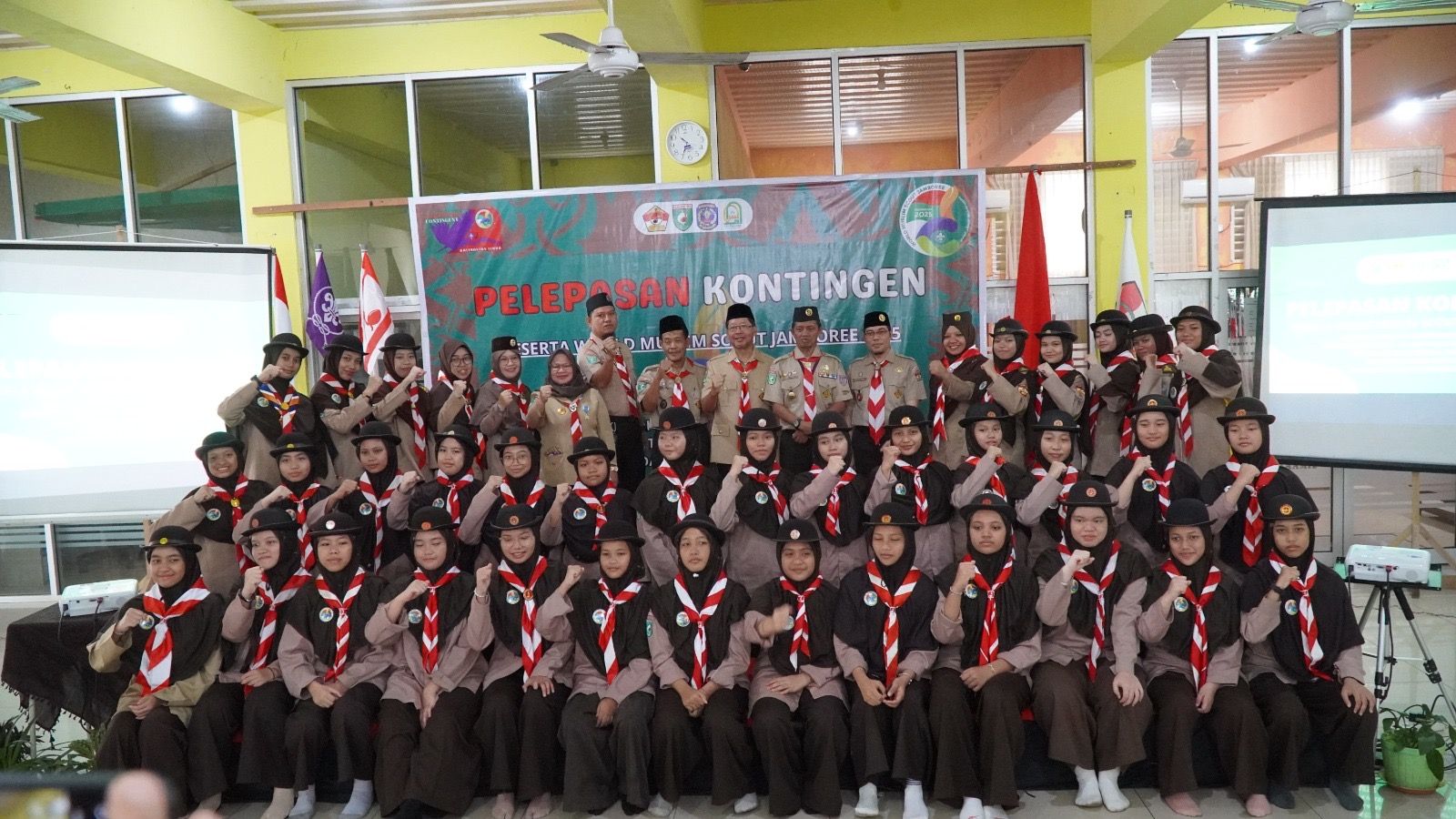 SMPIT-SMAIT Daarul Hikmah Boarding School Bontang Lepas Kontingen Terbesar dari Kaltim