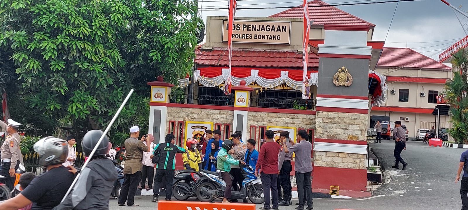 Solidaritas Ojol di Bontang, Bagikan Pita Dukungan di Depan Mapolres