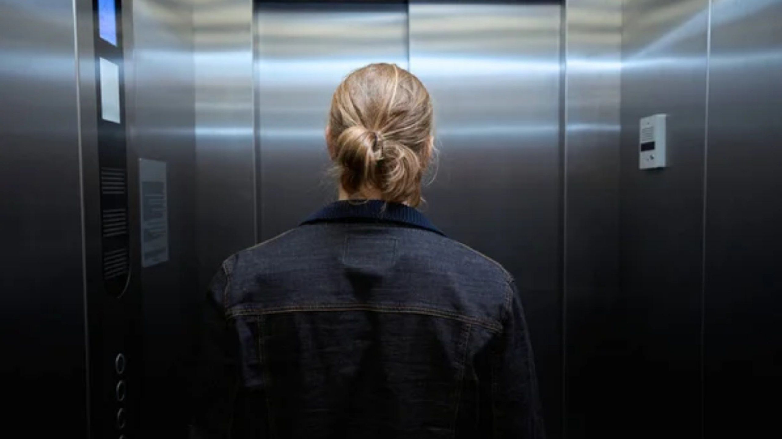 5 Arti Mimpi Terjebak di Lift Menurut Primbon Jawa, Pertanda Apa?