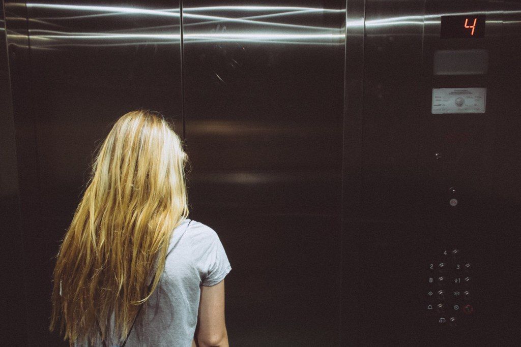 5 Arti Mimpi Terjebak di Lift Menurut Primbon Jawa, Pertanda Apa?