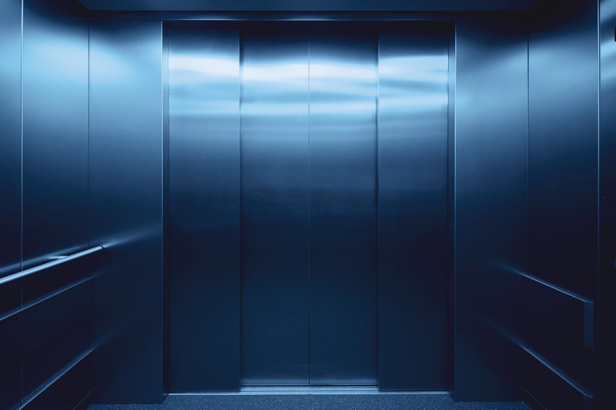 5 Arti Mimpi Terjebak di Lift Menurut Primbon Jawa, Pertanda Apa?
