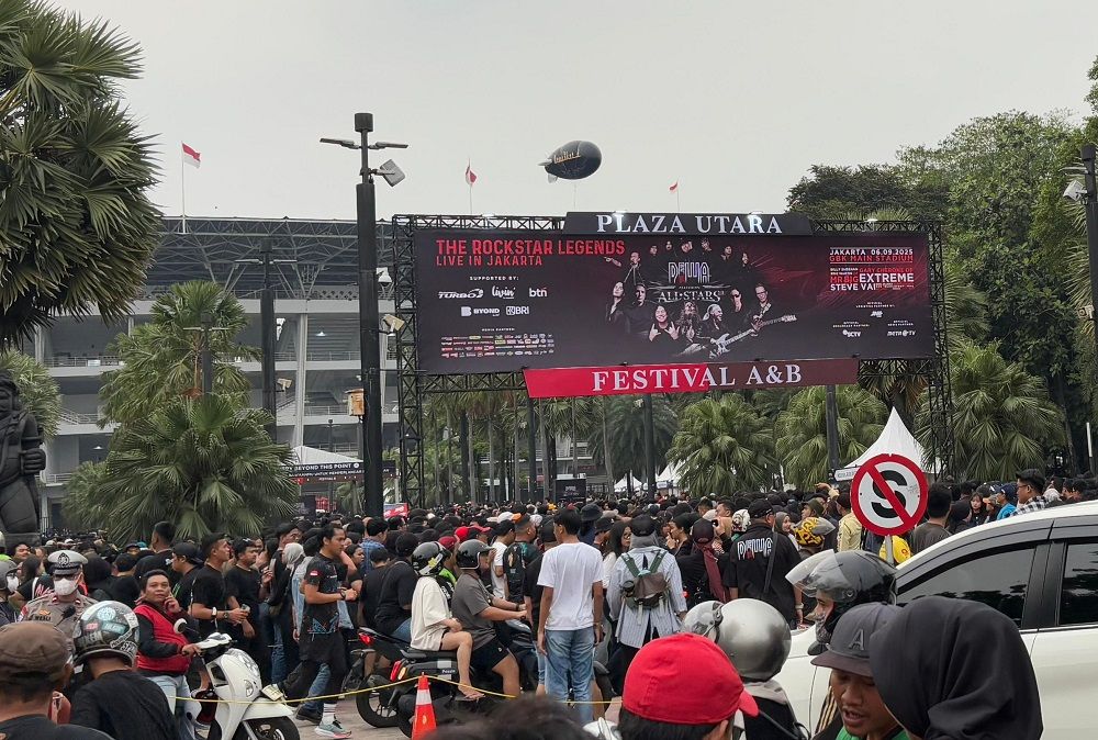 Suasana Padat Merayap Konser Dewa 19 All Stars 2.0 di Plaza Utara: Baladewa-baladewi Pakai Outfit Unik
