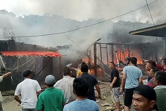 Kebakaran di Desa Siulak Deras Mudik Hanguskan Empat Rumah Warga