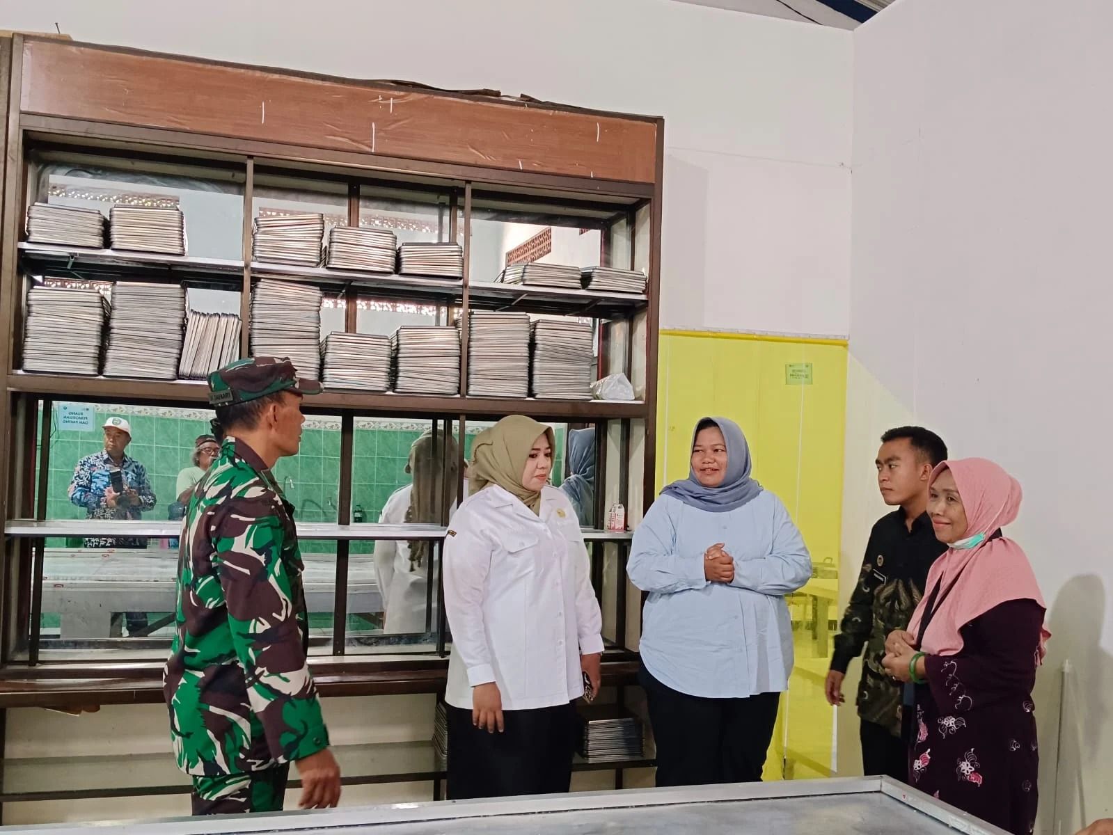 Wabup Ulfiyah Tinjau Dapur MBG di Situbondo, Pastikan Sesuai SOP dan Dorong Pangan Lokal