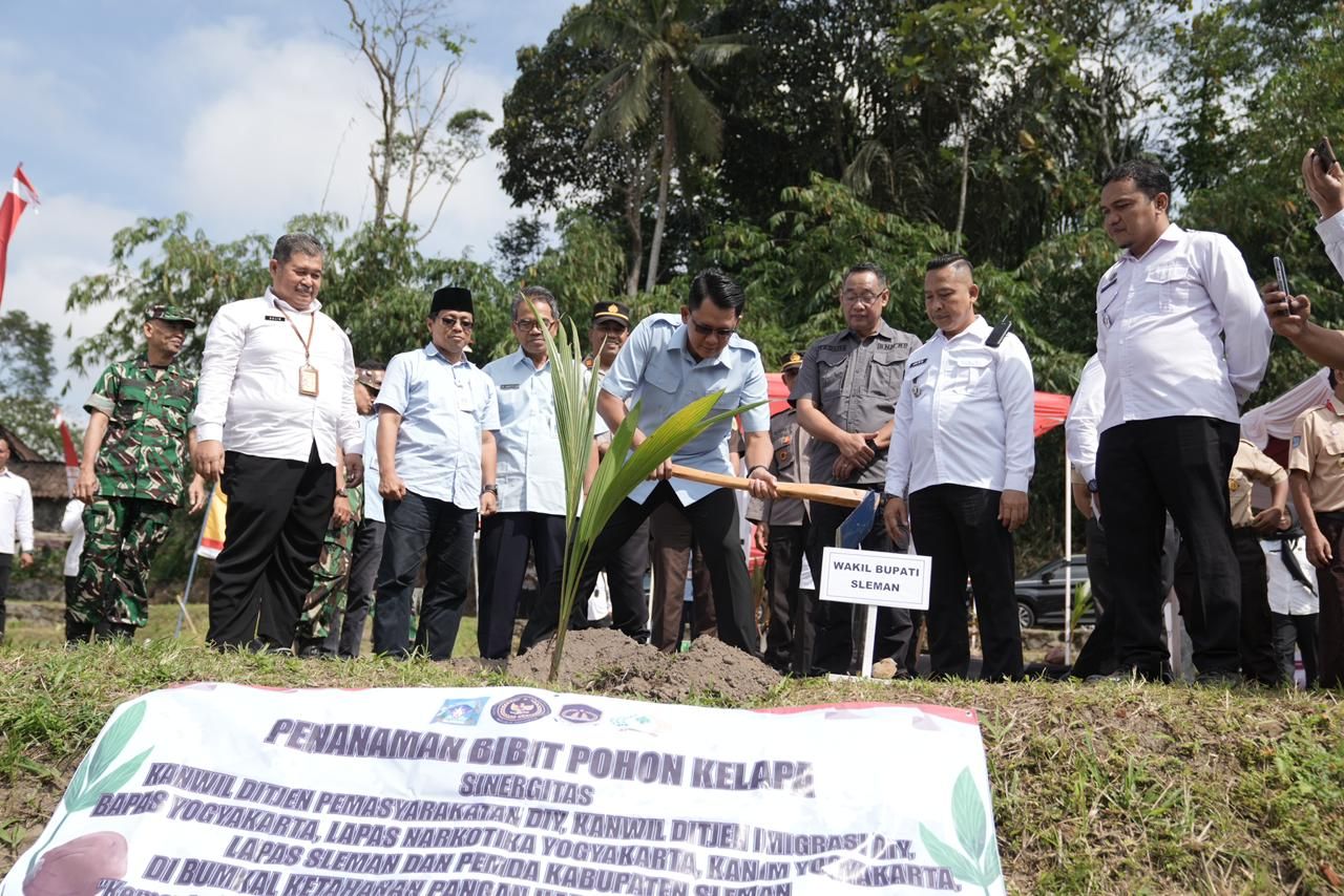 Dukung Program Ketahanan Pangan, Wabup Sleman bersama Bapas Kelas I Yogyakarta Lakukan Penanaman Bibit Kelapa