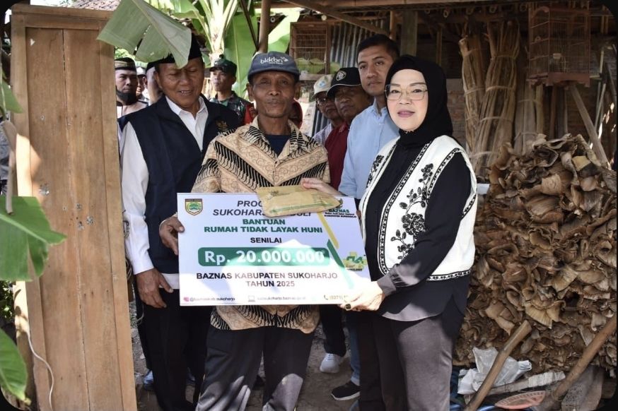 Bantuan Rp105 juta disalurkan Baznas dan Pemkab Sukoharjo untuk rehab rumah tidak layak huni di tiga kecamatan.
