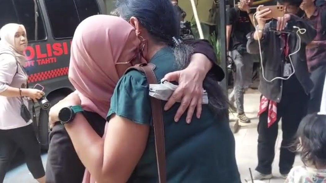 Tangis Pecah di Polda Metro, Ibu Direktur Lokataru Delpedro: Anak Saya Bukan Koruptor Hanya Bela Rakyat!