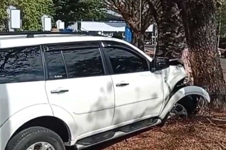Pria Berkerudung Tabrak Pohon usai Rampas Mobil Pegawai Bandara Hasanuddin Makassar
