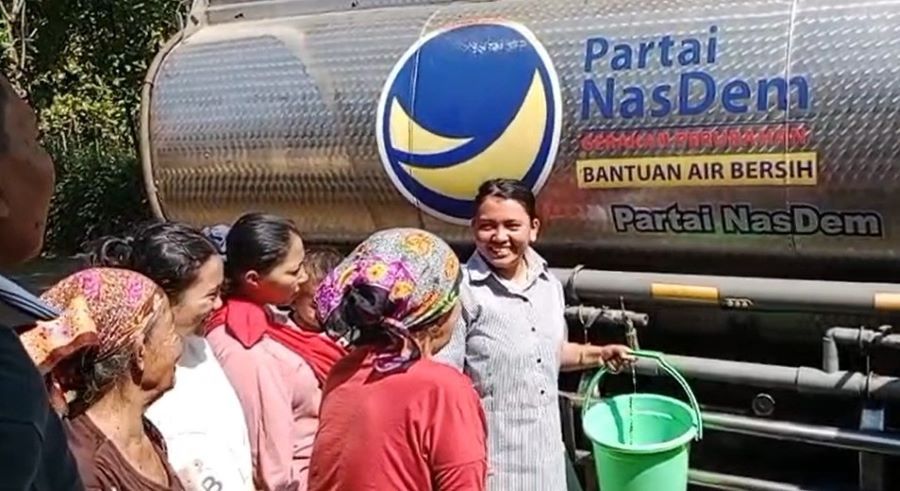 Probolinggo Dilanda Kekeringan Parah, Anggota DPR Ini Kirim Bantuan 48 Ribu Liter Air Bersih