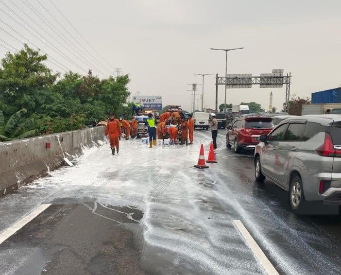 Kecelakaan Truk di Tol Pluit Arah Tanjung Priok, Jalanan Kini Dibanjiri Cat Putih