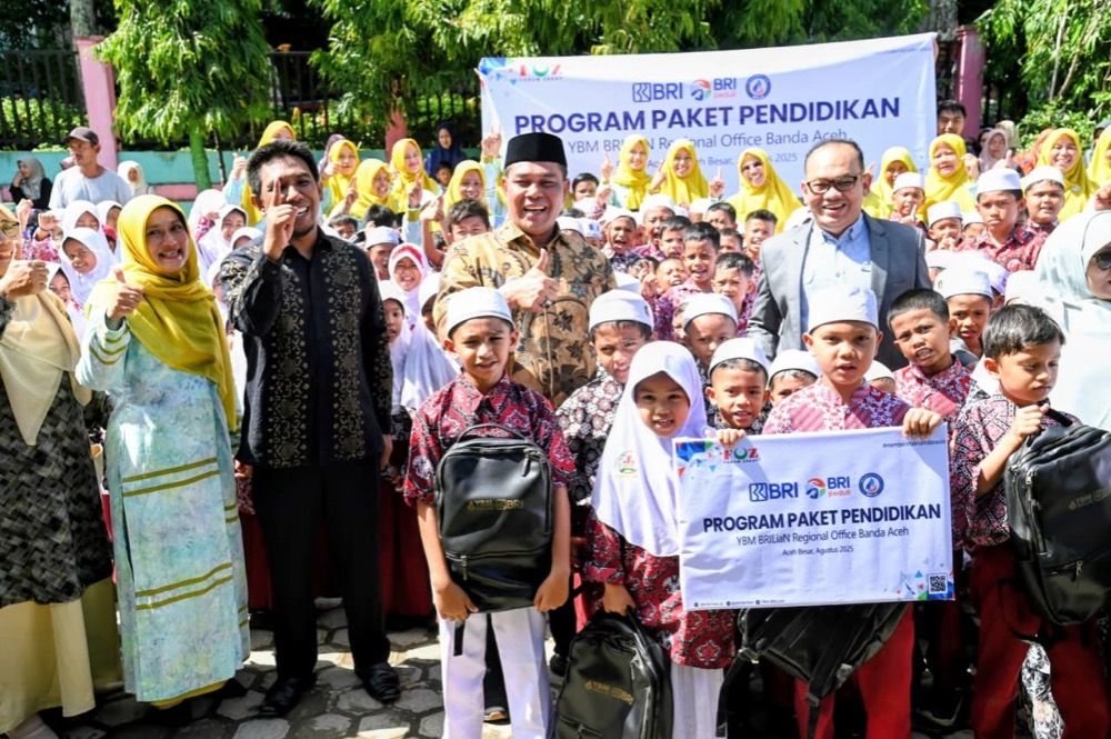 Dukung Pendidikan, Pemkab Aceh Besar & YBM BRILiaN Bagikan Tas Sekolah
