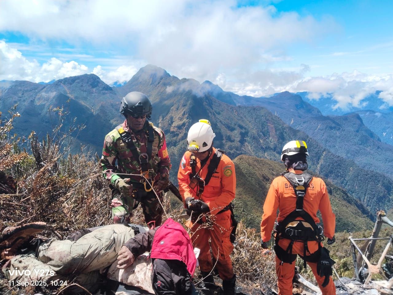 TNI dan Basarnas Evakuasi 4 Jenasah Kecelakaan Helikopter Intan Angkasa Air Service, AS 350 B3 PK-IWS